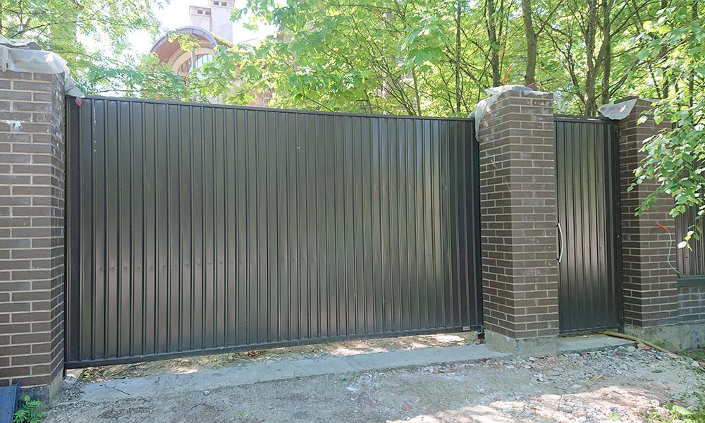 Откатные ворота с отдельно стоящей калиткой, зашитые проф.листом С10 Мираж-Сталь RAL8019