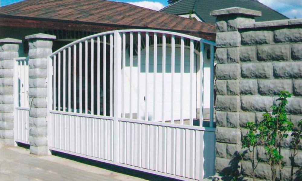 Распашные ворота с комбинированной зашивкой с аркой в верхней части и боковая калитка в стиле ворот