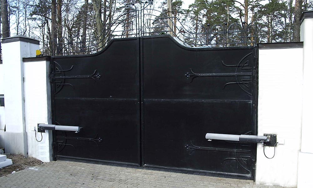 Распашные ворота с коваными элементами, зашитые гладким листом с автоматикой САМЕ ATI