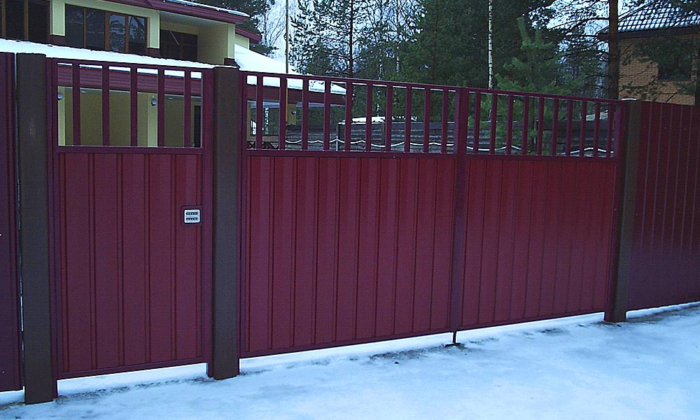 Распашные ворота с рядом стоящей калиткой в стиле ворот, зашитые проф.листом цвет вишня RAL3005